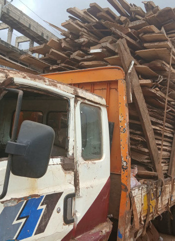 Nana Bosoma market fruit sellers urge city authorities to tow grounded truck