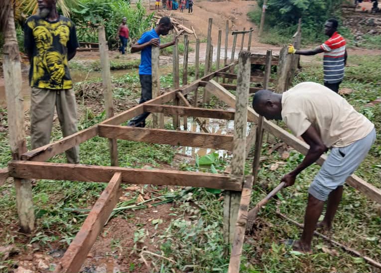 Community fixes dilapidated Ankrana River bridge, after Sompa FM report