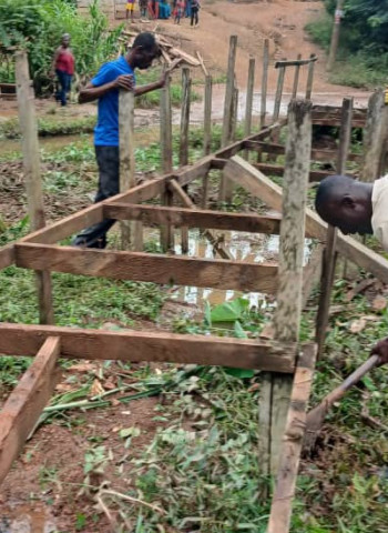 Community fixes dilapidated Ankrana River bridge, after Sompa FM report