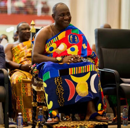 Sunyanimanhene presents educational materials to SHS students