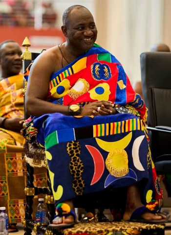 Sunyanimanhene presents educational materials to SHS students